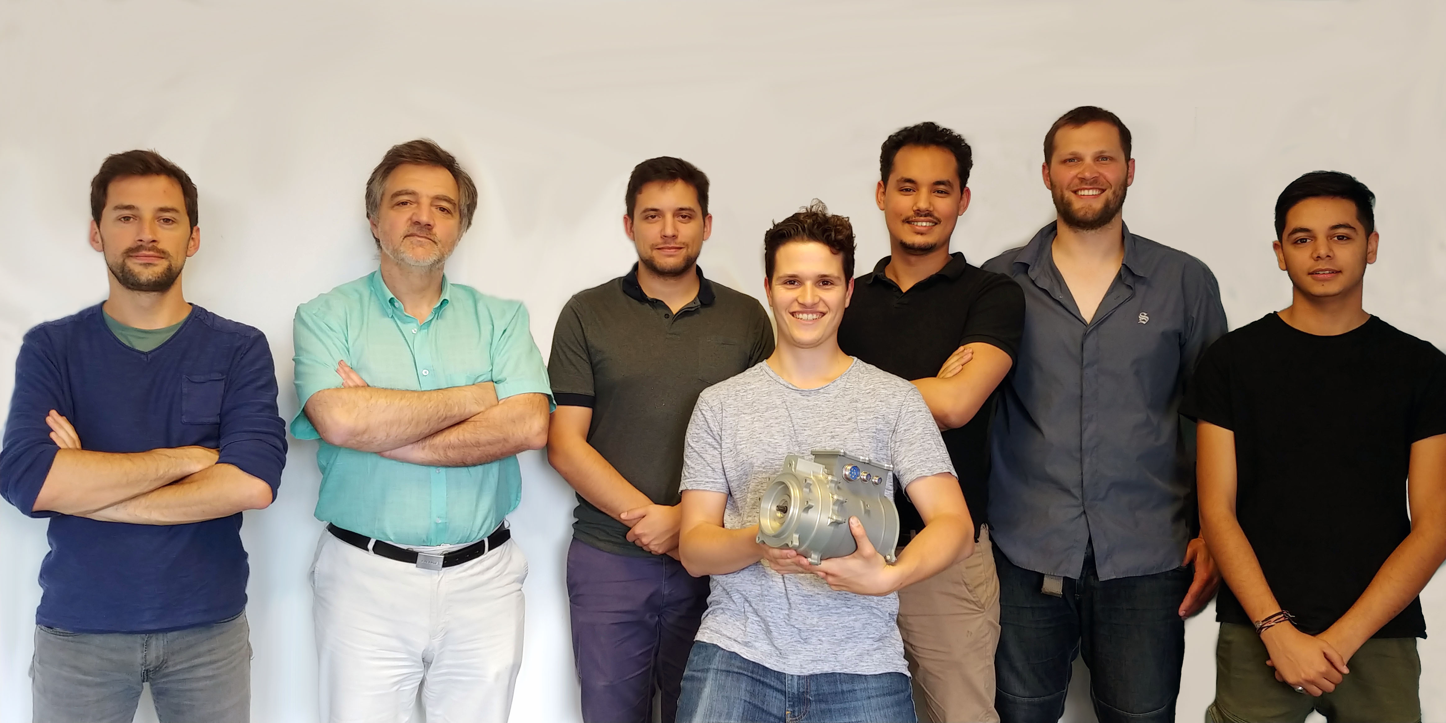 De gauche à droite : Ioav RAMOS, Bertrand NOGAREDE, Alexandre GIRAUD, Maxime NOMDEDEU avec un actionneur THSA (Trimmable Horizontal Stabilizer Actuator), Reda ABDOUH, Martin CRONEL, Kaviraj BABOULAL (stagiaire en GEII)